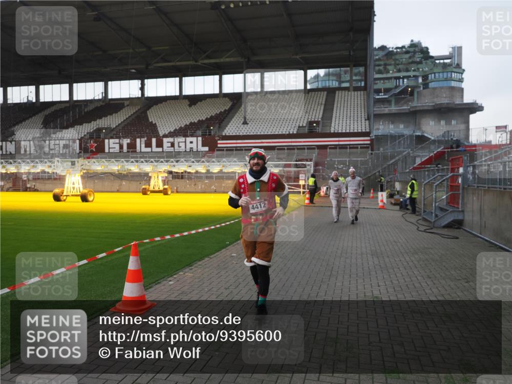 07.12.2025 - St. Pauli X-Mass-Run No. 15 Fabian Wolf http://msf.ph/oto/9395600 07.12.2025 10:31:30 Ziel 343, 2171, 2172, 2540, 2541, 4412 meine-sportfotos.de