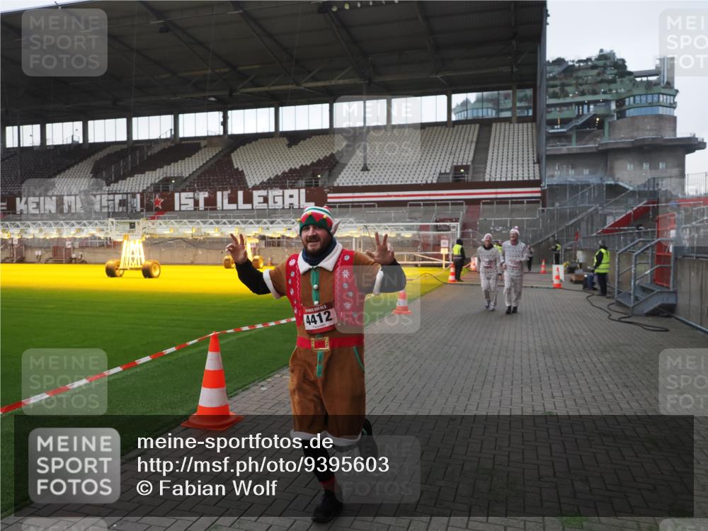 07.12.2025 - St. Pauli X-Mass-Run No. 15 Fabian Wolf http://msf.ph/oto/9395603 07.12.2025 10:31:30 Ziel 343, 2171, 2172, 2540, 2541, 4412 meine-sportfotos.de