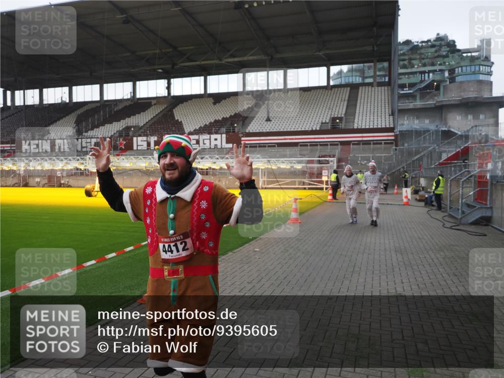 07.12.2025 - St. Pauli X-Mass-Run No. 15 Fabian Wolf http://msf.ph/oto/9395605 07.12.2025 10:31:31 Ziel 343, 1818, 2171, 2540, 2541, 4412 meine-sportfotos.de