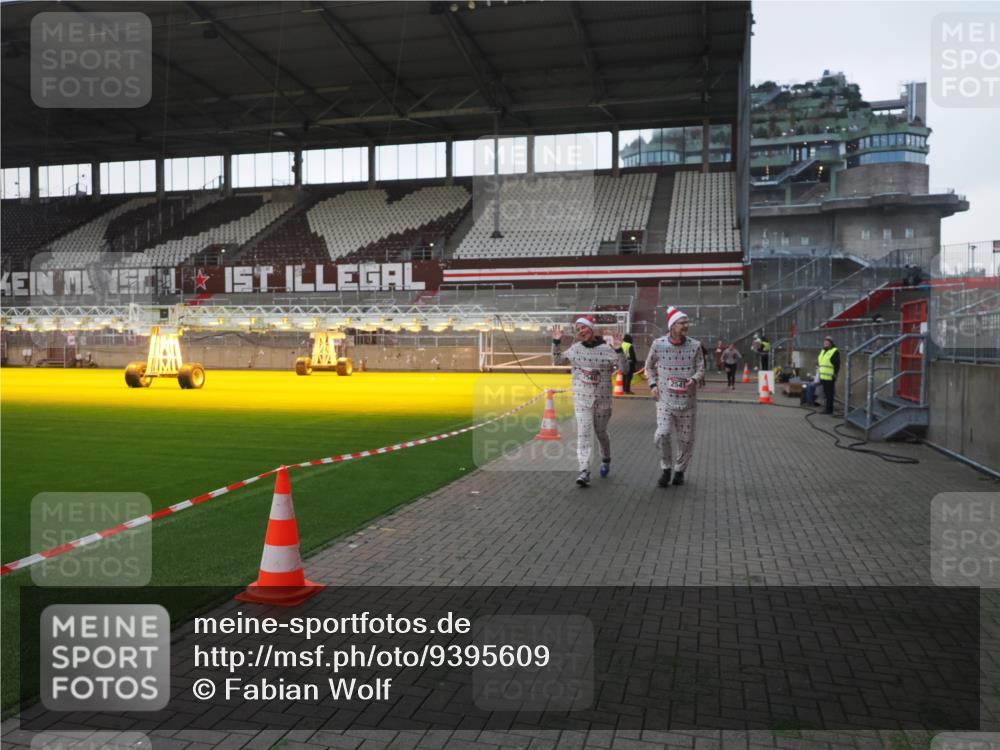07.12.2025 - St. Pauli X-Mass-Run No. 15 Fabian Wolf http://msf.ph/oto/9395609 07.12.2025 10:31:33 Ziel 343, 1818, 2171, 2540, 2541, 3895, 3896, 3897, 4412 meine-sportfotos.de