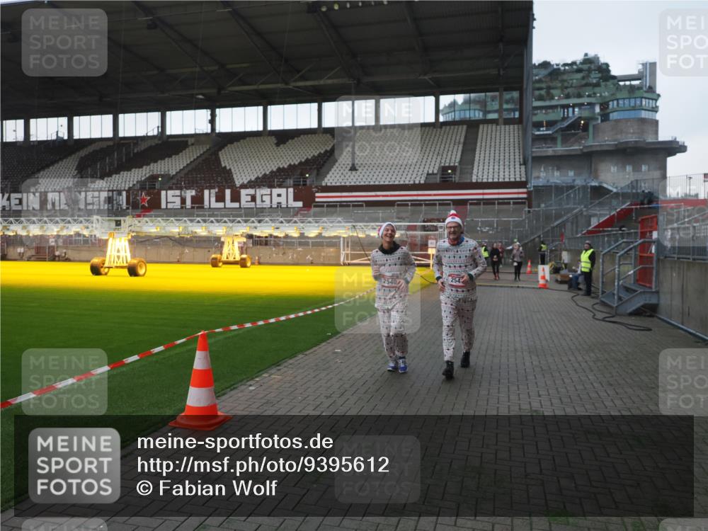 07.12.2025 - St. Pauli X-Mass-Run No. 15 Fabian Wolf http://msf.ph/oto/9395612 07.12.2025 10:31:34 Ziel 343, 1818, 2171, 2540, 2541, 3895, 3896, 3897, 4412 meine-sportfotos.de