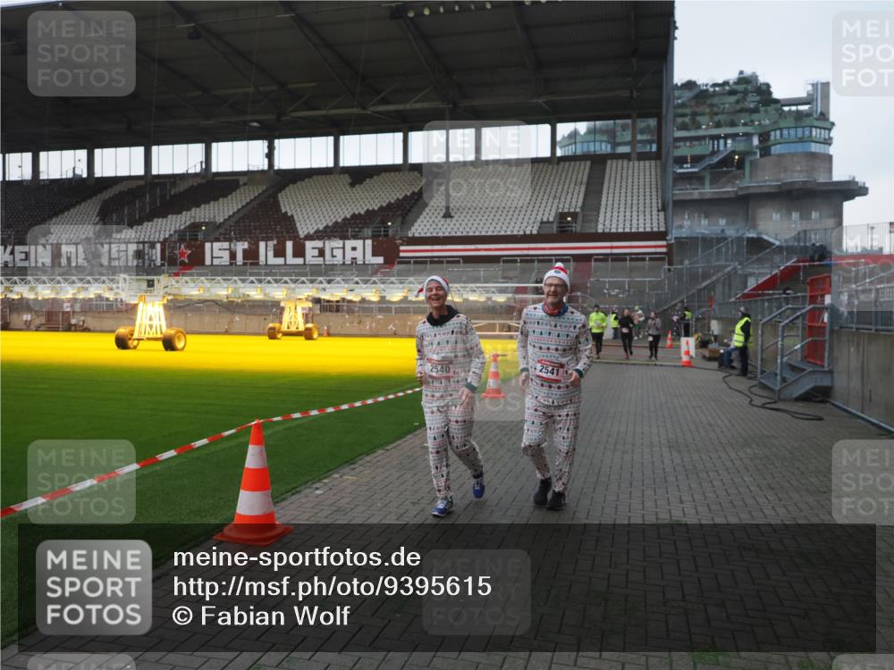 07.12.2025 - St. Pauli X-Mass-Run No. 15 Fabian Wolf http://msf.ph/oto/9395615 07.12.2025 10:31:34 Ziel 343, 1818, 2171, 2540, 2541, 3895, 3896, 3897, 4412 meine-sportfotos.de