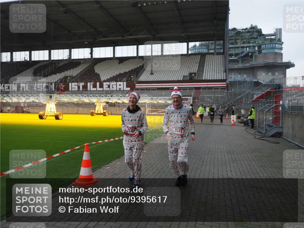 07.12.2025 - St. Pauli X-Mass-Run No. 15 Fabian Wolf http://msf.ph/oto/9395617 07.12.2025 10:31:35 Ziel 343, 1818, 2171, 2540, 2541, 3895, 3896, 3897, 4412 meine-sportfotos.de