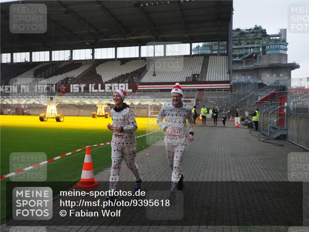 07.12.2025 - St. Pauli X-Mass-Run No. 15 Fabian Wolf http://msf.ph/oto/9395618 07.12.2025 10:31:35 Ziel 343, 1818, 2171, 2540, 2541, 3895, 3896, 3897, 4412 meine-sportfotos.de