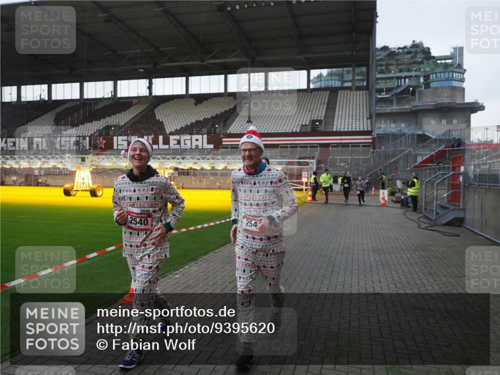 07.12.2025 - St. Pauli X-Mass-Run No. 15 Fabian Wolf http://msf.ph/oto/9395620 07.12.2025 10:31:35 Ziel 343, 1818, 2171, 2540, 2541, 3895, 3896, 3897, 4412 meine-sportfotos.de