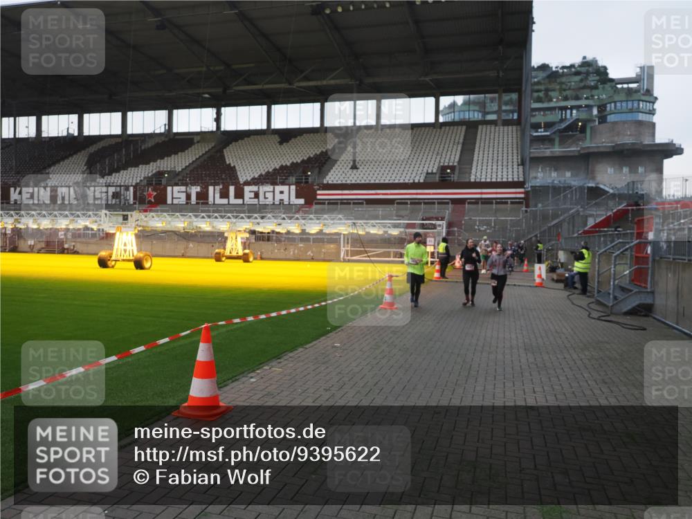 07.12.2025 - St. Pauli X-Mass-Run No. 15 Fabian Wolf http://msf.ph/oto/9395622 07.12.2025 10:31:38 Ziel 1818, 2540, 2541, 3895, 3896, 3897, 4412, 4518 meine-sportfotos.de