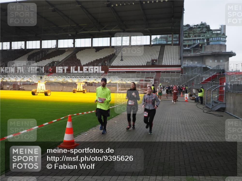 07.12.2025 - St. Pauli X-Mass-Run No. 15 Fabian Wolf http://msf.ph/oto/9395626 07.12.2025 10:31:41 Ziel 1818, 2352, 2540, 2541, 3895, 3896, 3897, 4518, 4519, 4520 meine-sportfotos.de