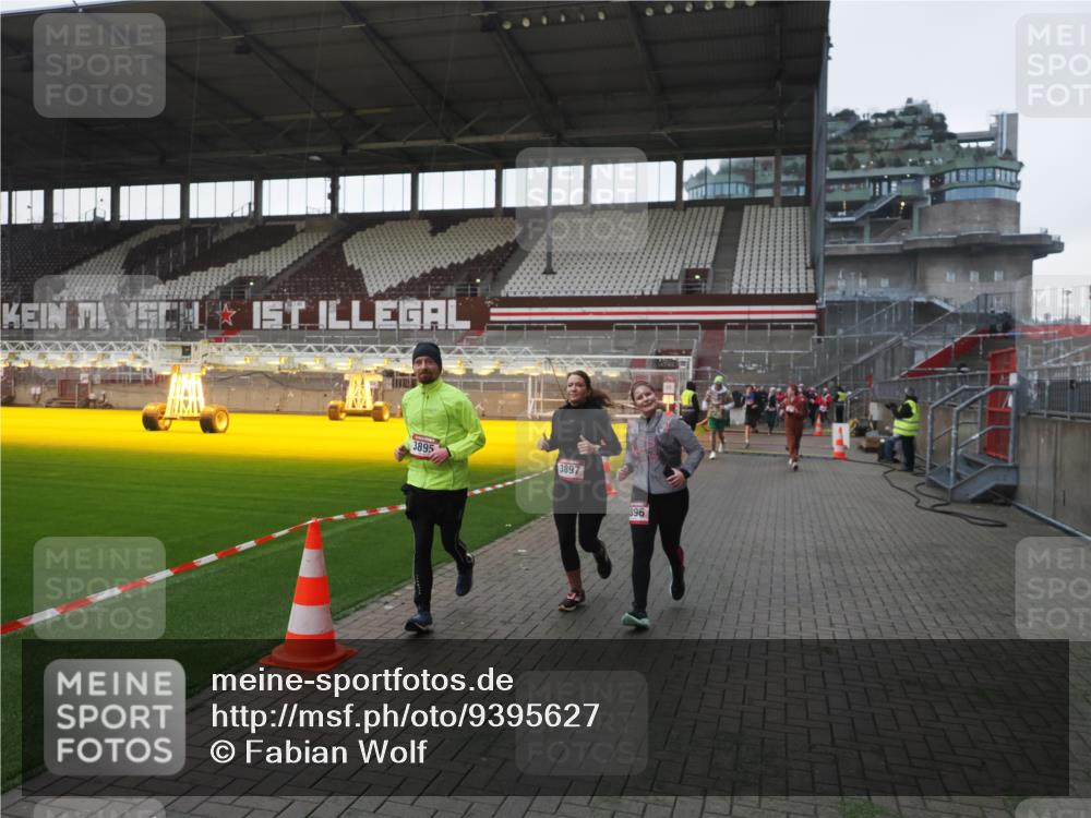 07.12.2025 - St. Pauli X-Mass-Run No. 15 Fabian Wolf http://msf.ph/oto/9395627 07.12.2025 10:31:41 Ziel 1818, 2352, 2540, 2541, 3895, 3896, 3897, 4518, 4519, 4520 meine-sportfotos.de