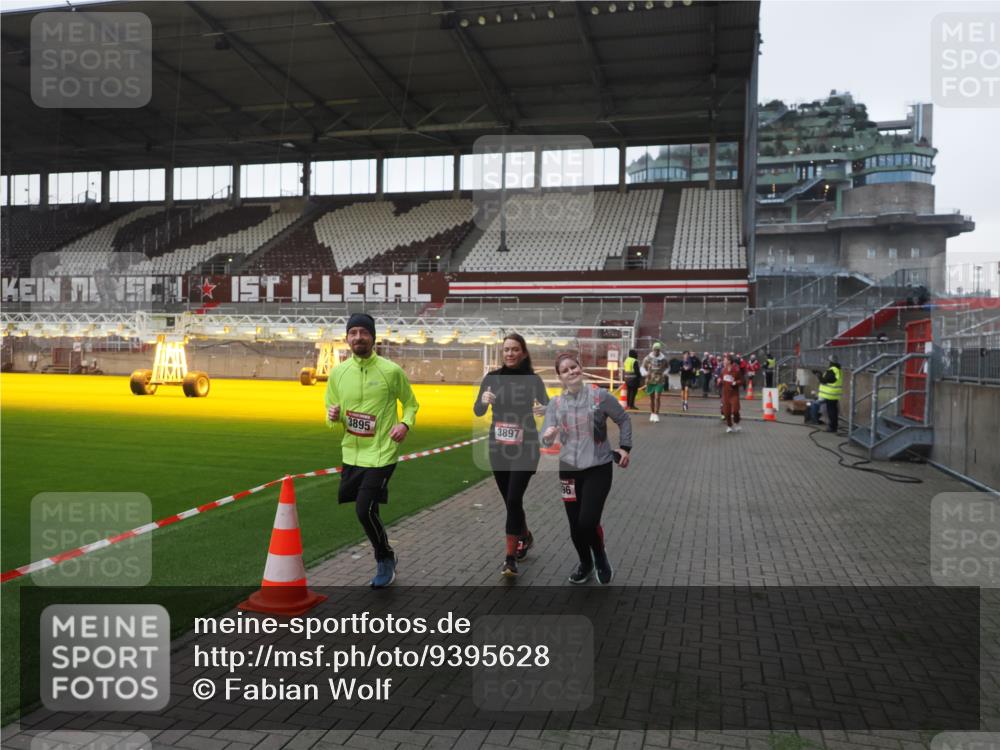 07.12.2025 - St. Pauli X-Mass-Run No. 15 Fabian Wolf http://msf.ph/oto/9395628 07.12.2025 10:31:42 Ziel 1818, 2352, 2540, 2541, 3895, 3896, 3897, 4518, 4519, 4520 meine-sportfotos.de