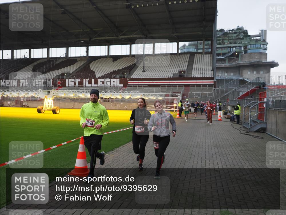 07.12.2025 - St. Pauli X-Mass-Run No. 15 Fabian Wolf http://msf.ph/oto/9395629 07.12.2025 10:31:42 Ziel 1818, 2352, 2540, 2541, 3895, 3896, 3897, 4518, 4519, 4520 meine-sportfotos.de