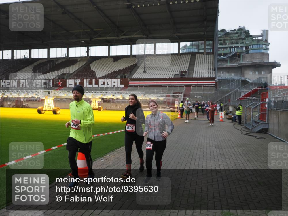 07.12.2025 - St. Pauli X-Mass-Run No. 15 Fabian Wolf http://msf.ph/oto/9395630 07.12.2025 10:31:42 Ziel 1818, 2352, 2540, 2541, 3895, 3896, 3897, 4518, 4519, 4520 meine-sportfotos.de