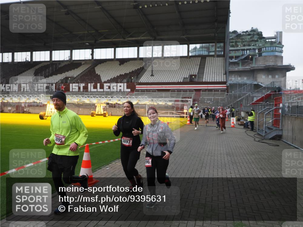 07.12.2025 - St. Pauli X-Mass-Run No. 15 Fabian Wolf http://msf.ph/oto/9395631 07.12.2025 10:31:42 Ziel 1818, 2352, 2540, 2541, 3895, 3896, 3897, 4518, 4519, 4520 meine-sportfotos.de