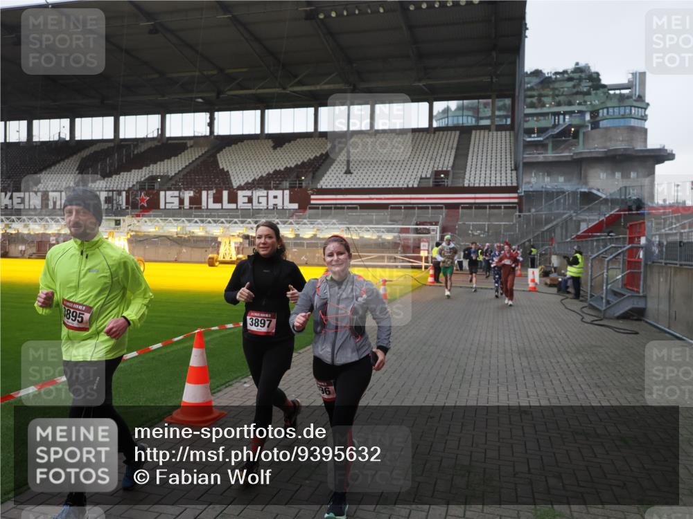 07.12.2025 - St. Pauli X-Mass-Run No. 15 Fabian Wolf http://msf.ph/oto/9395632 07.12.2025 10:31:42 Ziel 1818, 2352, 2540, 2541, 3895, 3896, 3897, 4518, 4519, 4520 meine-sportfotos.de