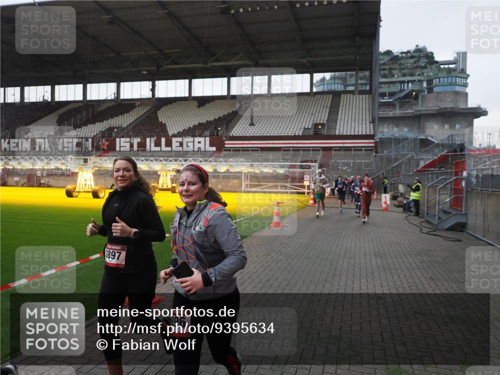 07.12.2025 - St. Pauli X-Mass-Run No. 15 Fabian Wolf http://msf.ph/oto/9395634 07.12.2025 10:31:43 Ziel 1818, 2352, 2540, 2541, 3895, 3896, 3897, 4467, 4518, 4519, 4520 meine-sportfotos.de