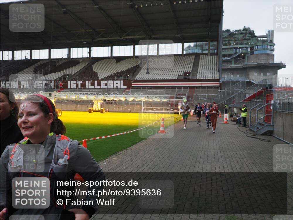 07.12.2025 - St. Pauli X-Mass-Run No. 15 Fabian Wolf http://msf.ph/oto/9395636 07.12.2025 10:31:43 Ziel 1818, 2352, 2540, 2541, 3895, 3896, 3897, 4467, 4518, 4519, 4520 meine-sportfotos.de