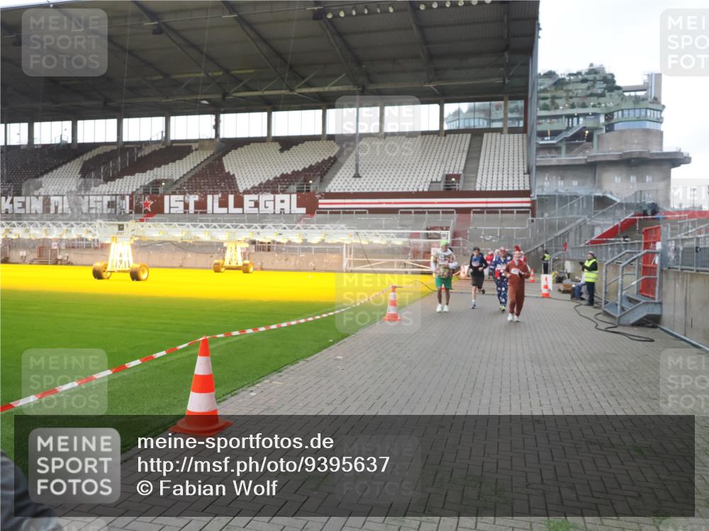 07.12.2025 - St. Pauli X-Mass-Run No. 15 Fabian Wolf http://msf.ph/oto/9395637 07.12.2025 10:31:43 Ziel 1818, 2352, 2540, 2541, 3895, 3896, 3897, 4467, 4518, 4519, 4520 meine-sportfotos.de