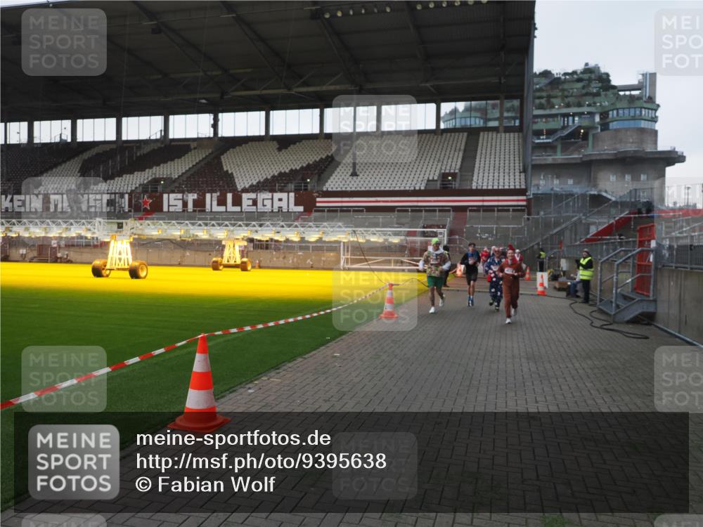 07.12.2025 - St. Pauli X-Mass-Run No. 15 Fabian Wolf http://msf.ph/oto/9395638 07.12.2025 10:31:44 Ziel 1818, 2352, 2541, 3895, 3896, 3897, 3969, 4467, 4518, 4519, 4520 meine-sportfotos.de