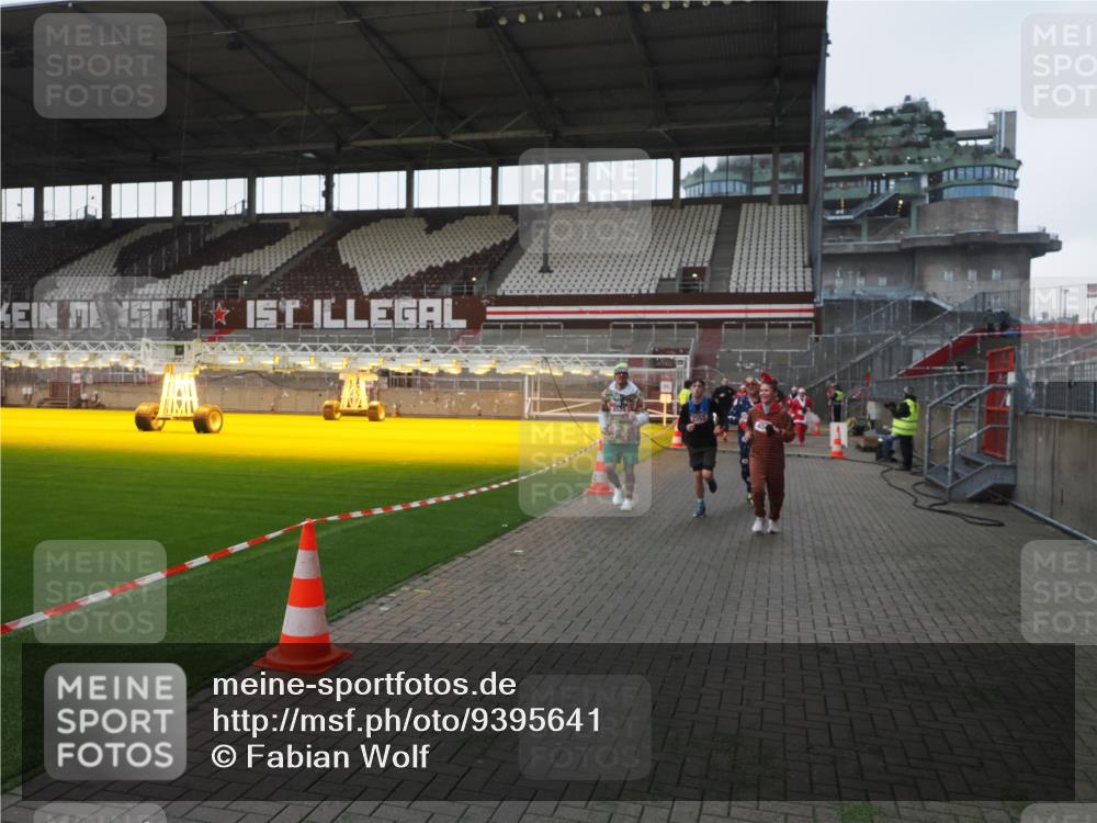 07.12.2025 - St. Pauli X-Mass-Run No. 15 Fabian Wolf http://msf.ph/oto/9395641 07.12.2025 10:31:45 Ziel 1818, 2352, 2418, 3895, 3896, 3897, 3969, 4467, 4518, 4519, 4520 meine-sportfotos.de