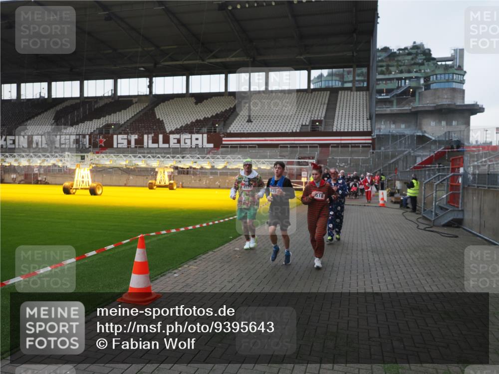 07.12.2025 - St. Pauli X-Mass-Run No. 15 Fabian Wolf http://msf.ph/oto/9395643 07.12.2025 10:31:46 Ziel 1818, 2352, 2418, 3806, 3808, 3895, 3896, 3897, 3969, 4467, 4495, 4518, 4519, 4520 meine-sportfotos.de
