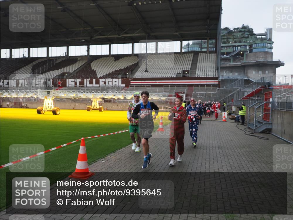 07.12.2025 - St. Pauli X-Mass-Run No. 15 Fabian Wolf http://msf.ph/oto/9395645 07.12.2025 10:31:46 Ziel 1818, 2352, 2418, 3806, 3808, 3895, 3896, 3897, 3969, 4467, 4495, 4518, 4519, 4520 meine-sportfotos.de