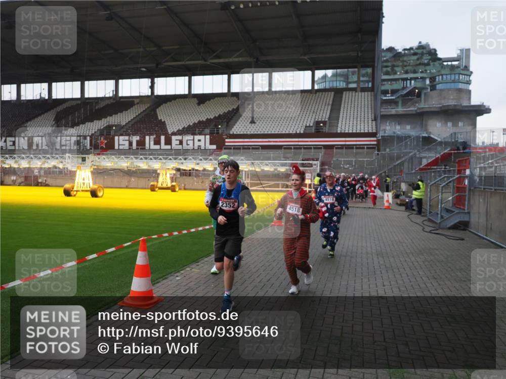 07.12.2025 - St. Pauli X-Mass-Run No. 15 Fabian Wolf http://msf.ph/oto/9395646 07.12.2025 10:31:46 Ziel 1818, 2352, 2418, 3806, 3808, 3895, 3896, 3897, 3969, 4467, 4495, 4518, 4519, 4520 meine-sportfotos.de