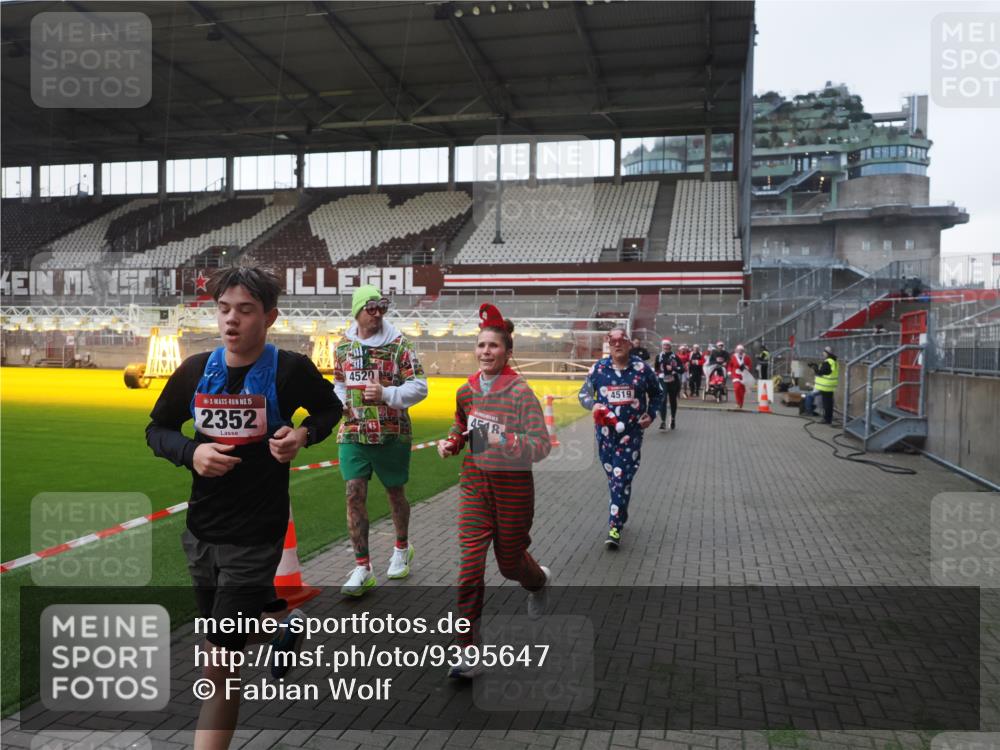 07.12.2025 - St. Pauli X-Mass-Run No. 15 Fabian Wolf http://msf.ph/oto/9395647 07.12.2025 10:31:47 Ziel 1818, 2352, 2418, 3806, 3808, 3895, 3896, 3897, 3969, 4467, 4484, 4495, 4504, 4518, 4519, 4520 meine-sportfotos.de