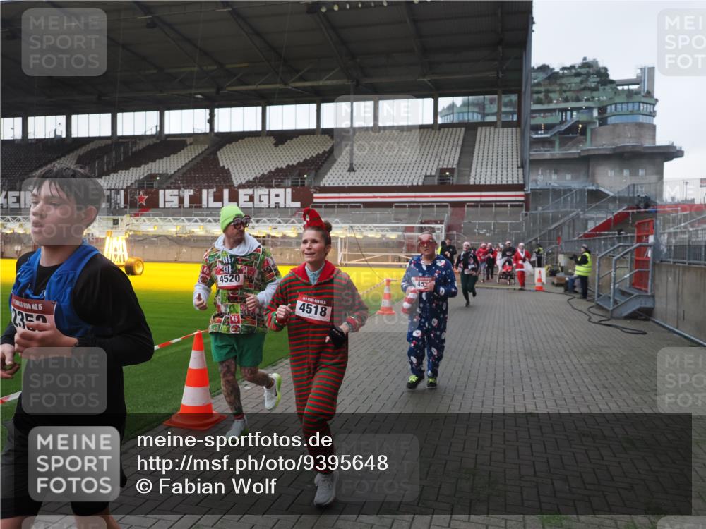 07.12.2025 - St. Pauli X-Mass-Run No. 15 Fabian Wolf http://msf.ph/oto/9395648 07.12.2025 10:31:47 Ziel 1818, 2352, 2418, 3806, 3808, 3895, 3896, 3897, 3969, 4467, 4484, 4495, 4504, 4518, 4519, 4520 meine-sportfotos.de