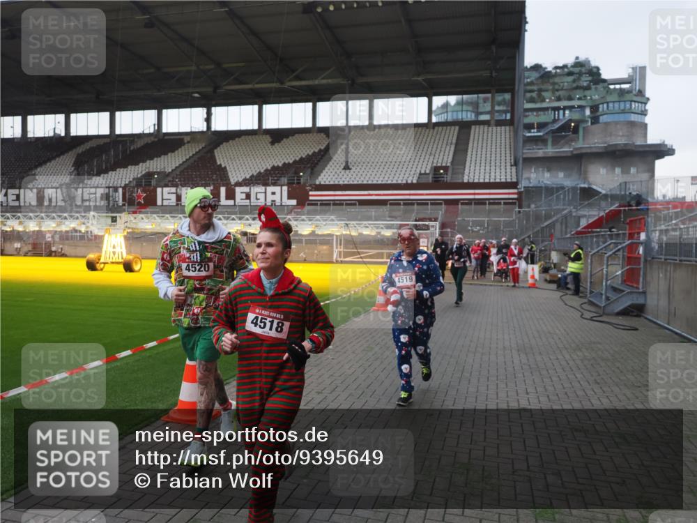07.12.2025 - St. Pauli X-Mass-Run No. 15 Fabian Wolf http://msf.ph/oto/9395649 07.12.2025 10:31:47 Ziel 1818, 2352, 2418, 3806, 3808, 3895, 3896, 3897, 3969, 4467, 4484, 4495, 4504, 4518, 4519, 4520 meine-sportfotos.de