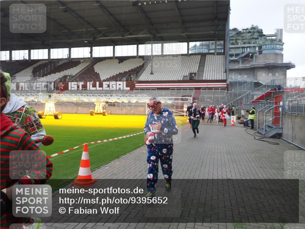 07.12.2025 - St. Pauli X-Mass-Run No. 15 Fabian Wolf http://msf.ph/oto/9395652 07.12.2025 10:31:48 Ziel 1818, 2352, 2418, 3716, 3806, 3808, 3895, 3896, 3897, 3969, 4467, 4484, 4495, 4504, 4518, 4519, 4520 meine-sportfotos.de