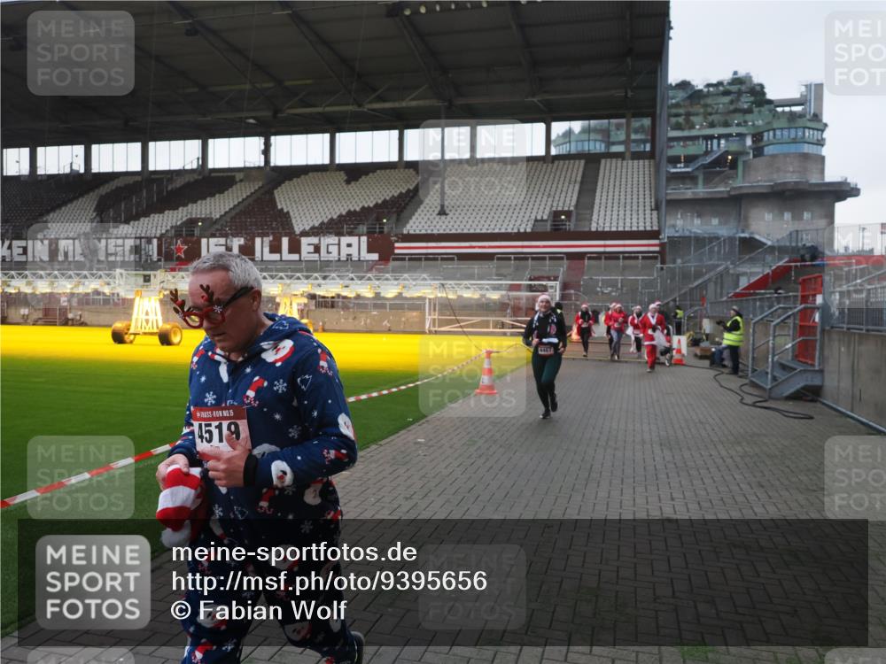 07.12.2025 - St. Pauli X-Mass-Run No. 15 Fabian Wolf http://msf.ph/oto/9395656 07.12.2025 10:31:49 Ziel 1818, 2352, 2418, 3267, 3716, 3806, 3808, 3895, 3896, 3897, 3969, 4467, 4484, 4495, 4504, 4518, 4519, 4520 meine-sportfotos.de
