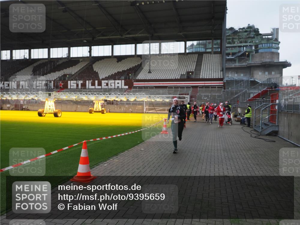 07.12.2025 - St. Pauli X-Mass-Run No. 15 Fabian Wolf http://msf.ph/oto/9395659 07.12.2025 10:31:49 Ziel 1818, 2352, 2418, 3267, 3716, 3806, 3808, 3895, 3896, 3897, 3969, 4467, 4484, 4495, 4504, 4518, 4519, 4520 meine-sportfotos.de