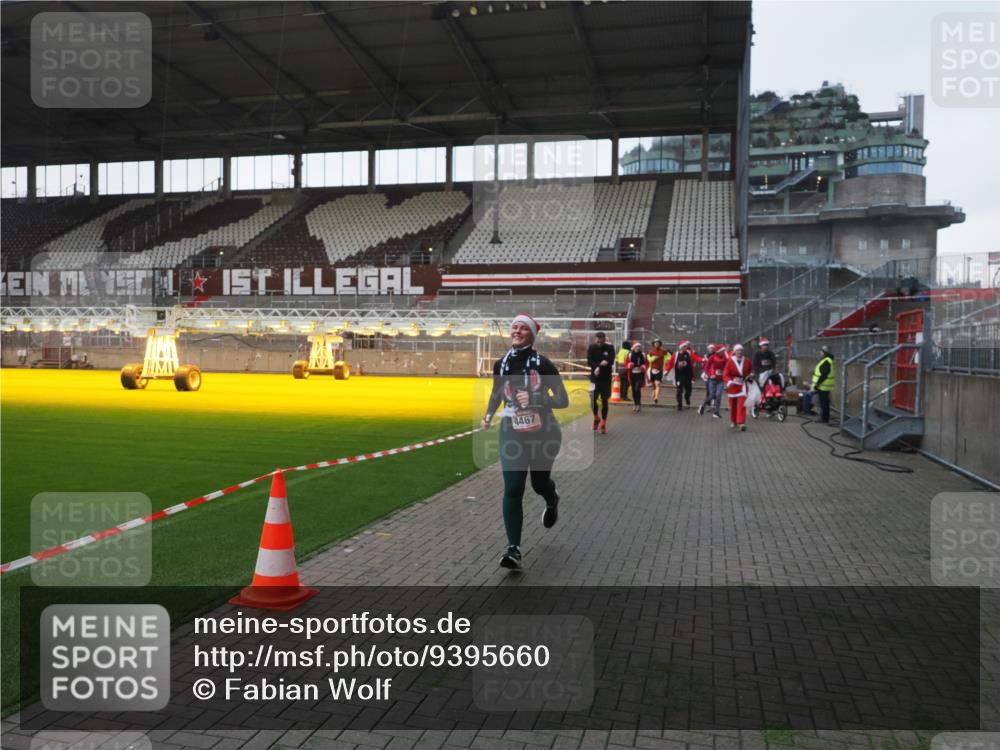 07.12.2025 - St. Pauli X-Mass-Run No. 15 Fabian Wolf http://msf.ph/oto/9395660 07.12.2025 10:31:50 Ziel 1818, 2352, 2418, 3267, 3716, 3806, 3808, 3895, 3896, 3897, 3969, 4467, 4484, 4495, 4504, 4518, 4519, 4520 meine-sportfotos.de