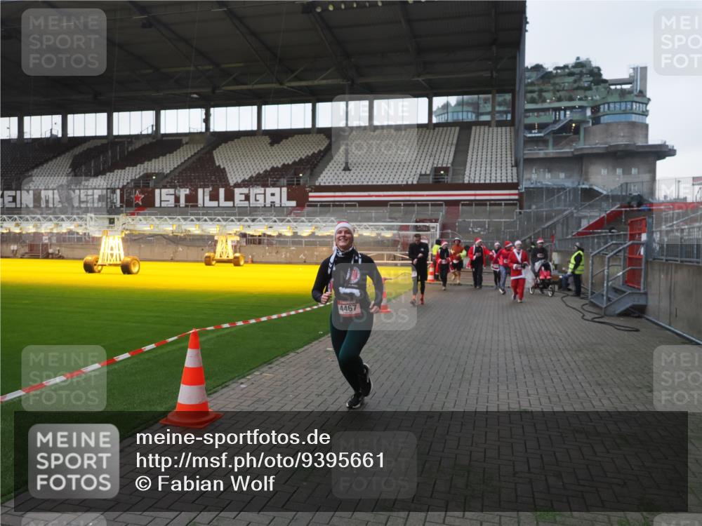 07.12.2025 - St. Pauli X-Mass-Run No. 15 Fabian Wolf http://msf.ph/oto/9395661 07.12.2025 10:31:50 Ziel 1818, 2352, 2418, 3267, 3716, 3806, 3808, 3895, 3896, 3897, 3969, 4467, 4484, 4495, 4504, 4518, 4519, 4520 meine-sportfotos.de