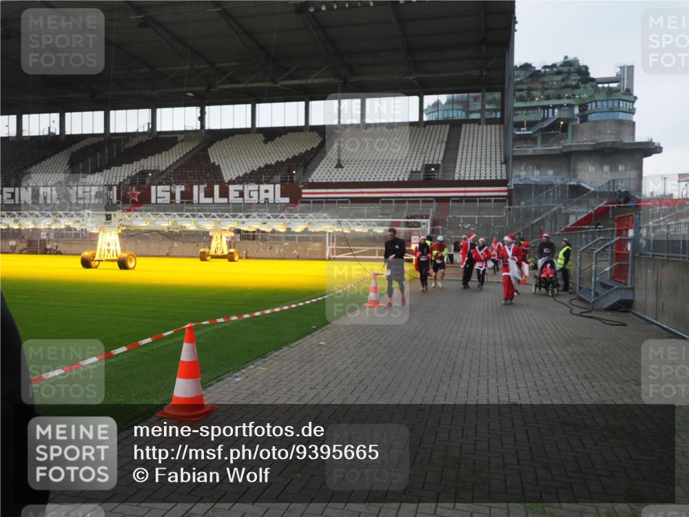 07.12.2025 - St. Pauli X-Mass-Run No. 15 Fabian Wolf http://msf.ph/oto/9395665 07.12.2025 10:31:51 Ziel 750, 752, 1818, 2352, 2418, 3267, 3716, 3806, 3808, 3895, 3896, 3897, 3969, 4467, 4484, 4495, 4504, 4518, 4519, 4520 meine-sportfotos.de