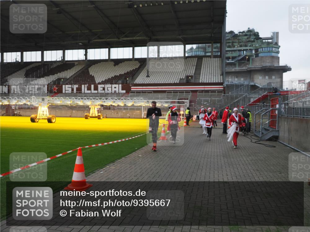 07.12.2025 - St. Pauli X-Mass-Run No. 15 Fabian Wolf http://msf.ph/oto/9395667 07.12.2025 10:31:54 Ziel 750, 752, 2352, 2418, 3267, 3716, 3806, 3808, 3969, 4467, 4484, 4495, 4504, 4518, 4519, 4520 meine-sportfotos.de