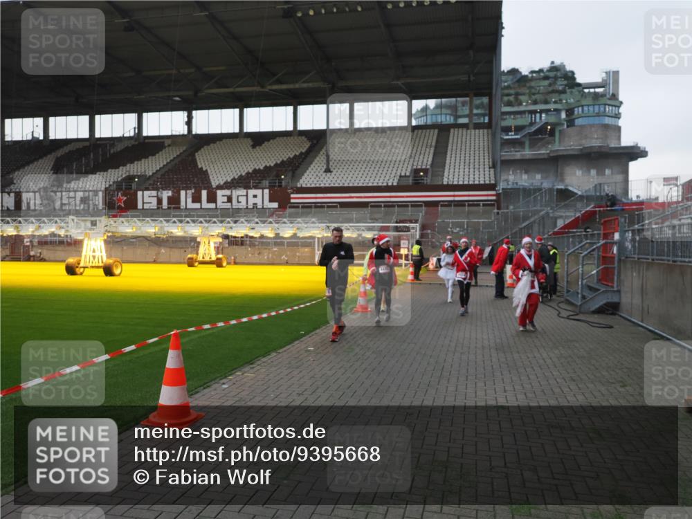 07.12.2025 - St. Pauli X-Mass-Run No. 15 Fabian Wolf http://msf.ph/oto/9395668 07.12.2025 10:31:54 Ziel 750, 752, 2352, 2418, 3267, 3716, 3806, 3808, 3969, 4467, 4484, 4495, 4504, 4518, 4519, 4520 meine-sportfotos.de