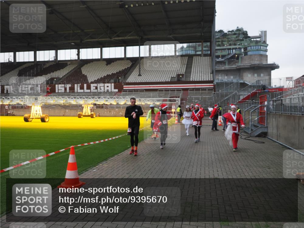 07.12.2025 - St. Pauli X-Mass-Run No. 15 Fabian Wolf http://msf.ph/oto/9395670 07.12.2025 10:31:55 Ziel 750, 752, 2352, 2418, 3267, 3716, 3806, 3808, 3969, 4467, 4484, 4495, 4504, 4518, 4519, 4520 meine-sportfotos.de