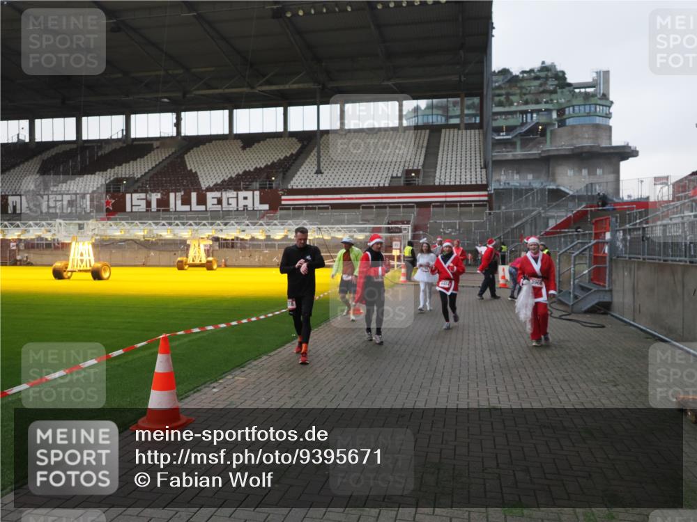 07.12.2025 - St. Pauli X-Mass-Run No. 15 Fabian Wolf http://msf.ph/oto/9395671 07.12.2025 10:31:55 Ziel 750, 752, 2352, 2418, 3267, 3716, 3806, 3808, 3969, 4467, 4484, 4495, 4504, 4518, 4519, 4520 meine-sportfotos.de