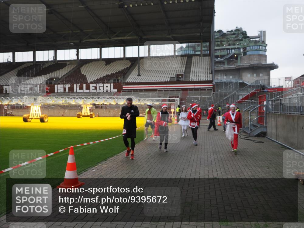07.12.2025 - St. Pauli X-Mass-Run No. 15 Fabian Wolf http://msf.ph/oto/9395672 07.12.2025 10:31:55 Ziel 750, 752, 2352, 2418, 3267, 3716, 3806, 3808, 3969, 4467, 4484, 4495, 4504, 4518, 4519, 4520 meine-sportfotos.de