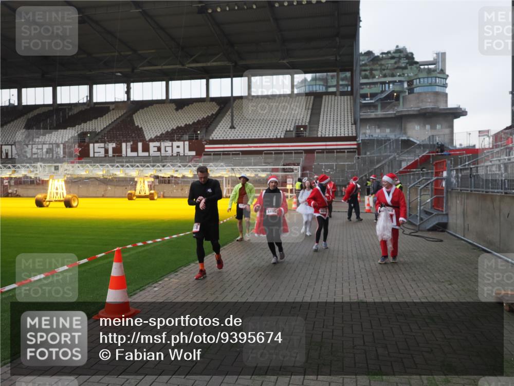 07.12.2025 - St. Pauli X-Mass-Run No. 15 Fabian Wolf http://msf.ph/oto/9395674 07.12.2025 10:31:55 Ziel 750, 752, 2352, 2418, 3267, 3716, 3806, 3808, 3969, 4467, 4484, 4495, 4504, 4518, 4519, 4520 meine-sportfotos.de