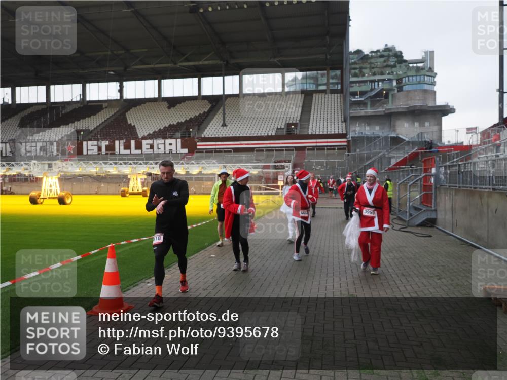 07.12.2025 - St. Pauli X-Mass-Run No. 15 Fabian Wolf http://msf.ph/oto/9395678 07.12.2025 10:31:56 Ziel 750, 752, 2352, 2418, 3267, 3716, 3806, 3808, 3969, 4467, 4484, 4495, 4504, 4518, 4519, 4520 meine-sportfotos.de