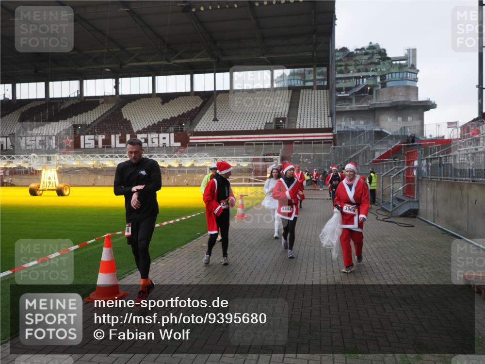 07.12.2025 - St. Pauli X-Mass-Run No. 15 Fabian Wolf http://msf.ph/oto/9395680 07.12.2025 10:31:57 Ziel 750, 752, 2352, 2418, 3267, 3716, 3806, 3808, 3969, 4467, 4484, 4495, 4504, 4518, 4519, 4520 meine-sportfotos.de