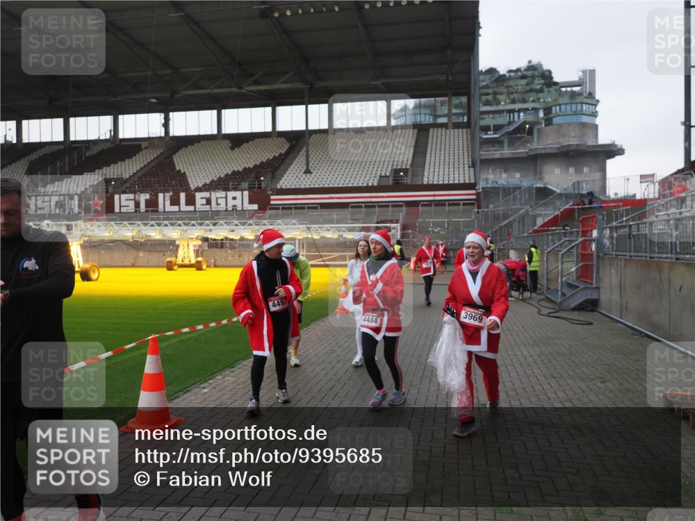 07.12.2025 - St. Pauli X-Mass-Run No. 15 Fabian Wolf http://msf.ph/oto/9395685 07.12.2025 10:31:58 Ziel 750, 752, 2352, 2418, 3267, 3716, 3806, 3808, 3969, 4467, 4484, 4495, 4504, 4519, 4520 meine-sportfotos.de