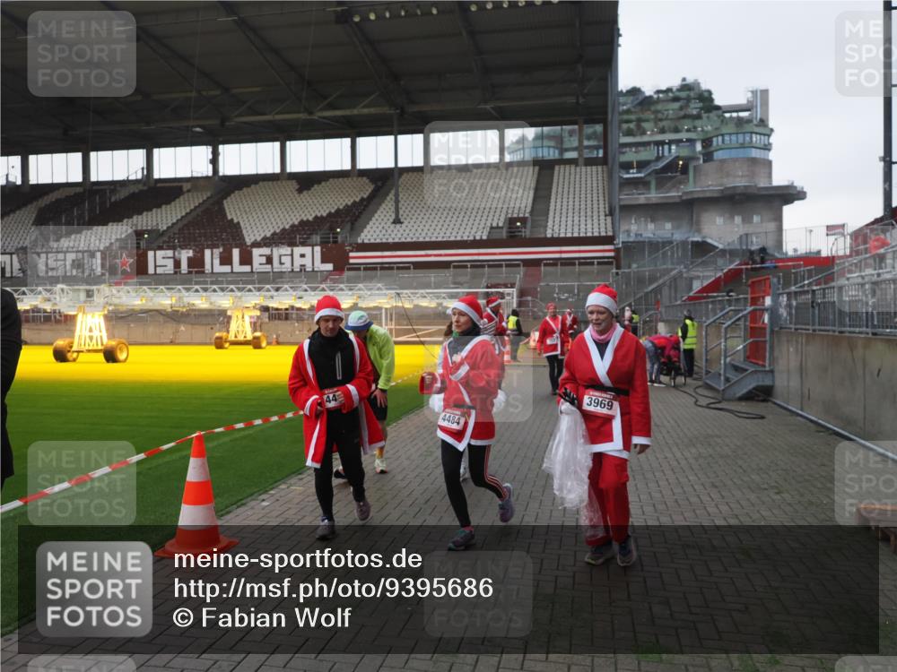 07.12.2025 - St. Pauli X-Mass-Run No. 15 Fabian Wolf http://msf.ph/oto/9395686 07.12.2025 10:31:58 Ziel 750, 752, 2352, 2418, 3267, 3716, 3806, 3808, 3969, 4467, 4484, 4495, 4504, 4519, 4520 meine-sportfotos.de