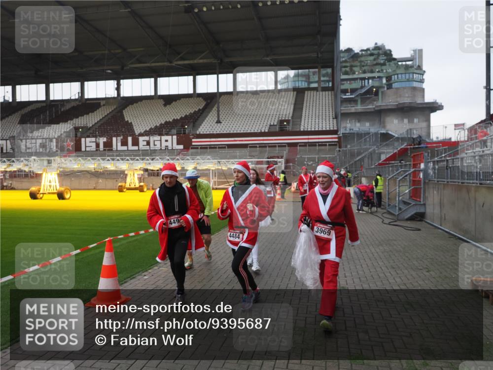 07.12.2025 - St. Pauli X-Mass-Run No. 15 Fabian Wolf http://msf.ph/oto/9395687 07.12.2025 10:31:58 Ziel 750, 752, 2352, 2418, 3267, 3716, 3806, 3808, 3969, 4467, 4484, 4495, 4504, 4519, 4520 meine-sportfotos.de