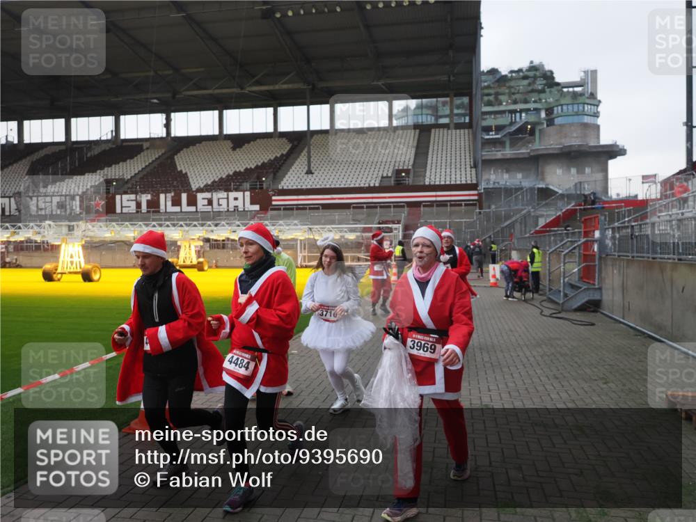 07.12.2025 - St. Pauli X-Mass-Run No. 15 Fabian Wolf http://msf.ph/oto/9395690 07.12.2025 10:31:59 Ziel 750, 752, 2342, 2343, 2345, 2352, 2418, 3267, 3716, 3806, 3808, 3969, 4467, 4484, 4495, 4504, 4519, 4520 meine-sportfotos.de