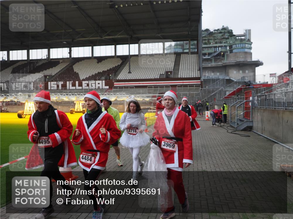 07.12.2025 - St. Pauli X-Mass-Run No. 15 Fabian Wolf http://msf.ph/oto/9395691 07.12.2025 10:31:59 Ziel 750, 752, 2342, 2343, 2345, 2352, 2418, 3267, 3716, 3806, 3808, 3969, 4467, 4484, 4495, 4504, 4519, 4520 meine-sportfotos.de