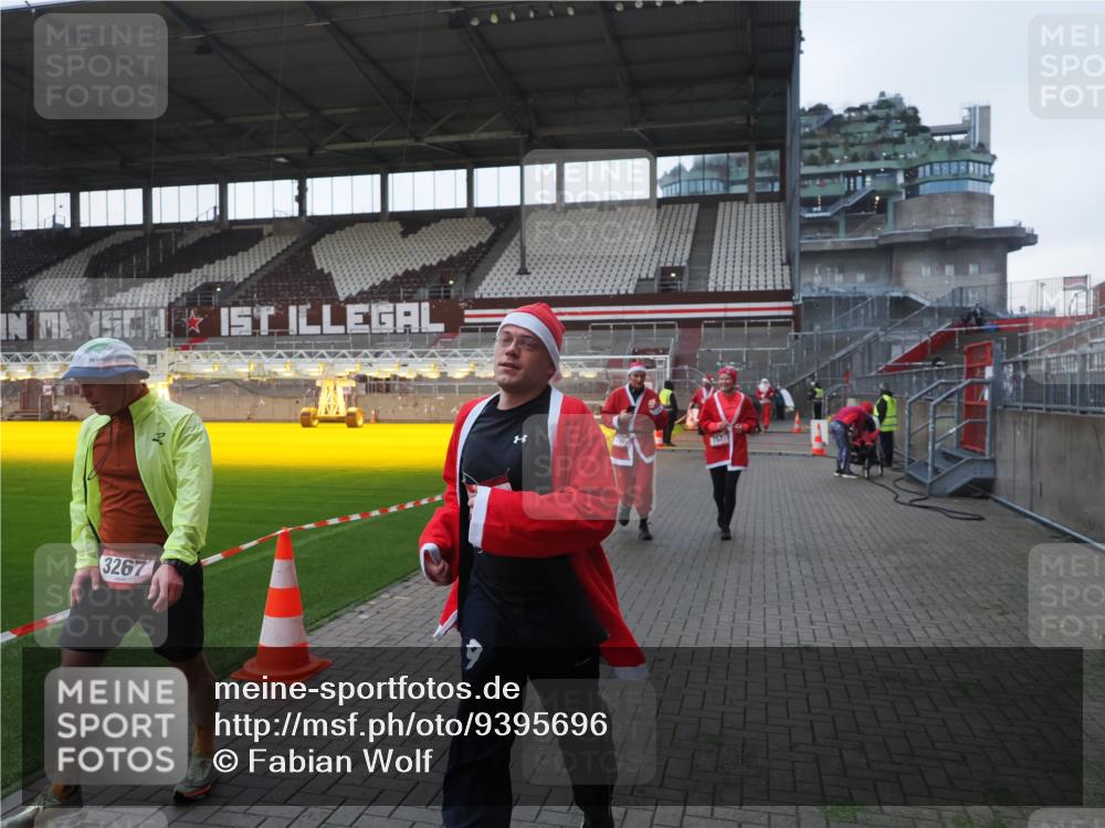 07.12.2025 - St. Pauli X-Mass-Run No. 15 Fabian Wolf http://msf.ph/oto/9395696 07.12.2025 10:32:01 Ziel 750, 752, 2342, 2343, 2345, 2352, 2418, 3267, 3716, 3806, 3808, 3969, 4467, 4484, 4495, 4504 meine-sportfotos.de