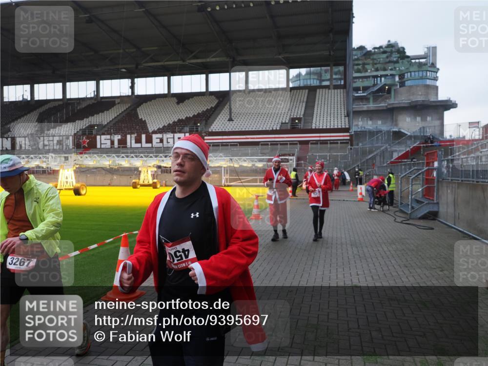 07.12.2025 - St. Pauli X-Mass-Run No. 15 Fabian Wolf http://msf.ph/oto/9395697 07.12.2025 10:32:01 Ziel 750, 752, 2342, 2343, 2345, 2352, 2418, 3267, 3716, 3806, 3808, 3969, 4467, 4484, 4495, 4504 meine-sportfotos.de