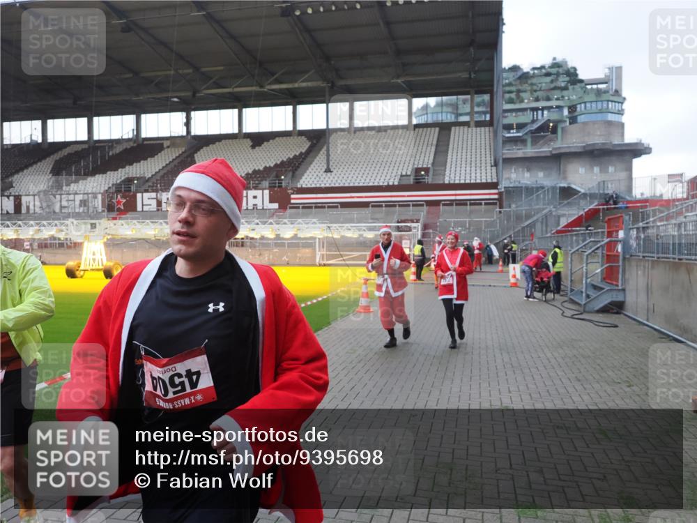 07.12.2025 - St. Pauli X-Mass-Run No. 15 Fabian Wolf http://msf.ph/oto/9395698 07.12.2025 10:32:01 Ziel 750, 752, 2342, 2343, 2345, 2352, 2418, 3267, 3716, 3806, 3808, 3969, 4467, 4484, 4495, 4504 meine-sportfotos.de